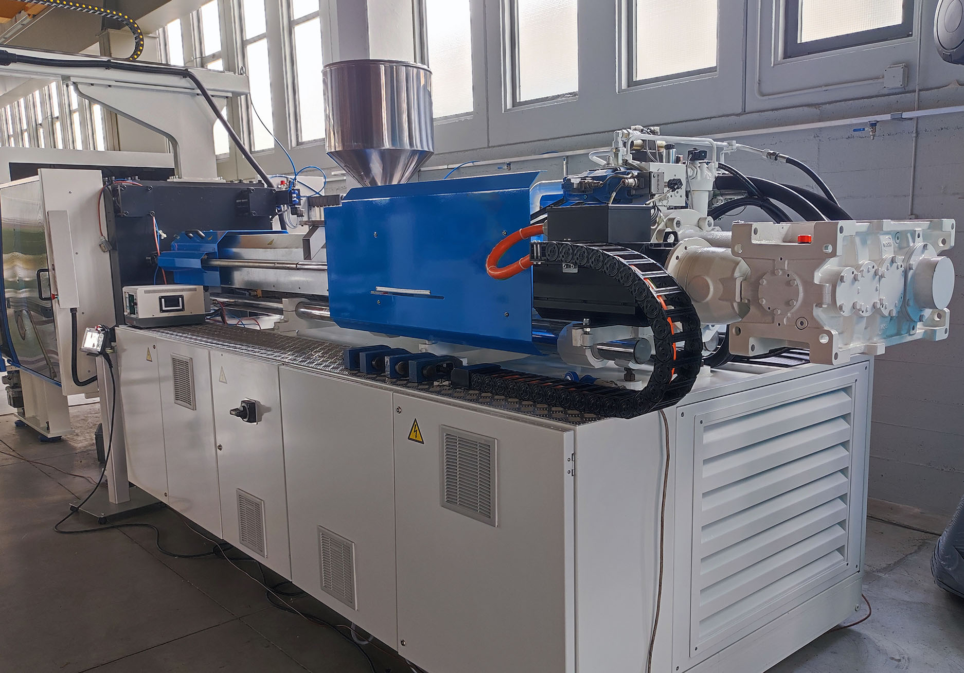 Servo pump plastic injection press